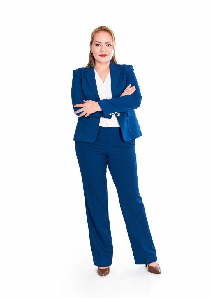 Yalu Rivas - Profesional de negocios en oficina moderna de YR Solutions
